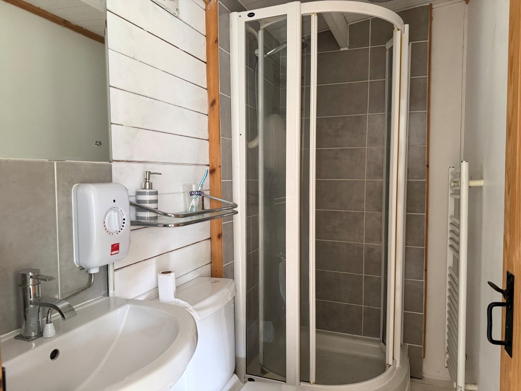 Lot: 138 - TIMBER CHALET WITH RESIDENTIAL USE, GRANITE CARTHOUSE WITH PLANNING IN PRINCIPLE, PLUS GARDENS AND PARKING - Chalet shower room
